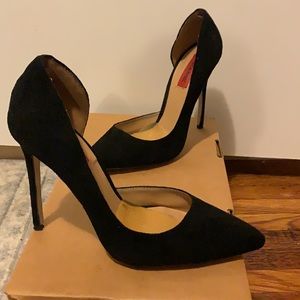 Black Pumps